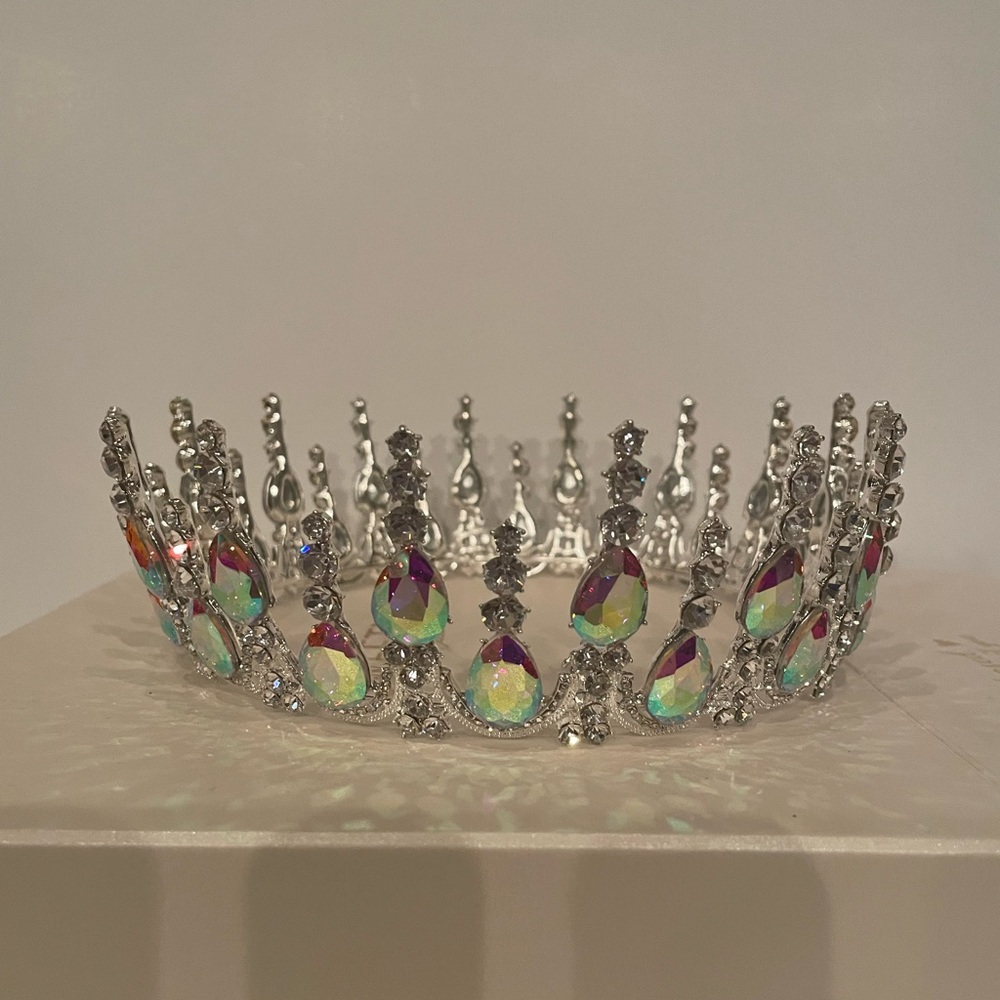 Crown never worn …does not have the Bobbie pins